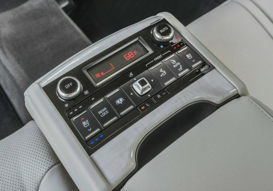  Kia K900 2015 года  (фото 12 из 21)